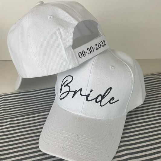 כובע כלה לבן בעיצוב אישי – עם שם הכלה ותאריך החתונה
