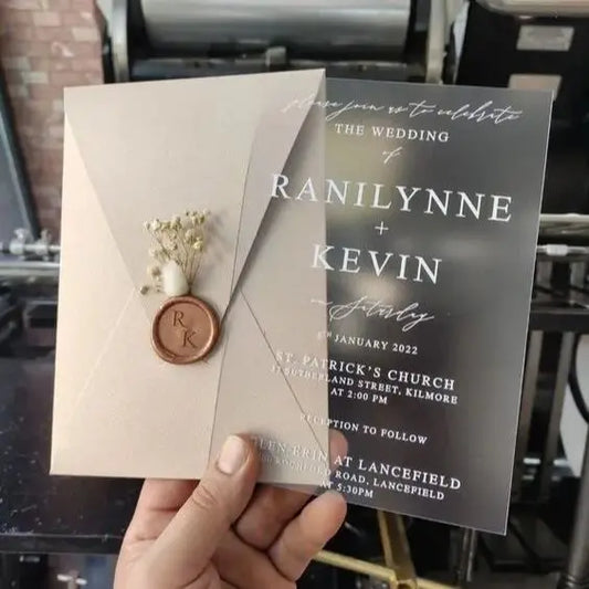 הזמנה שקופה עם הדפס לבן – עיצוב יוקרתי וייחודי על גבי אקריל חלבי