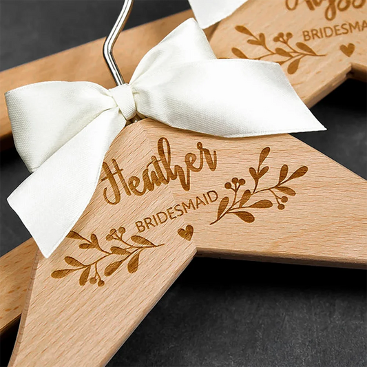 קולב עץ עם חריטה אישית