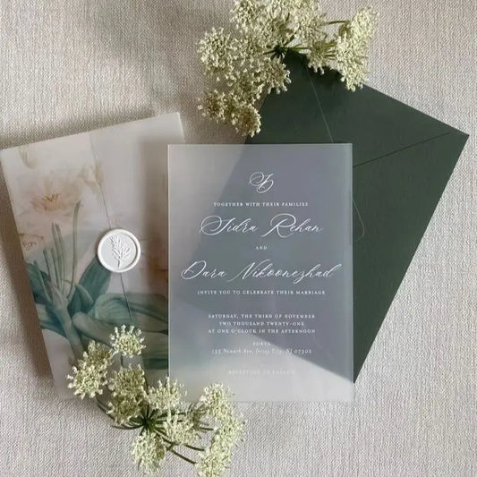 הזמנה שקופה עם הדפס לבן – עיצוב יוקרתי וייחודי על גבי אקריל חלבי