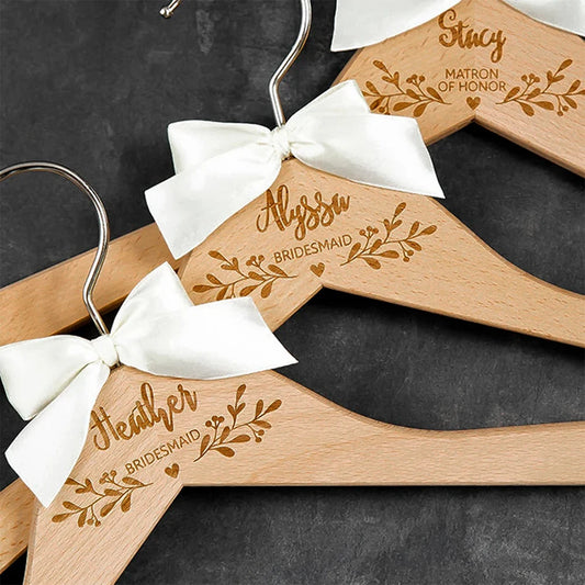 קולב עץ עם חריטה אישית